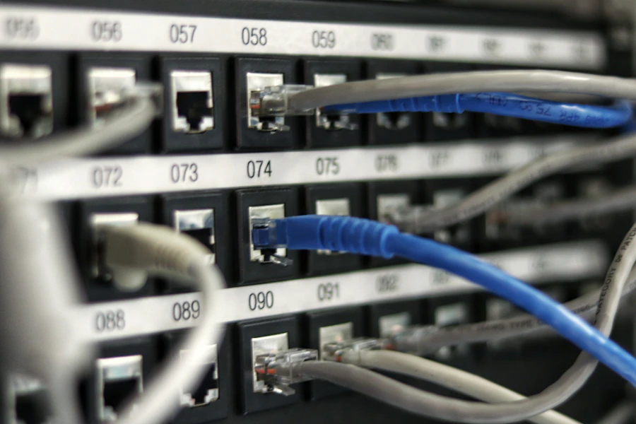 Fileiras de racks de servidores em um centro de dados moderno