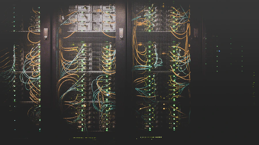 Corredor de servidores iluminado em azul dentro de um data center